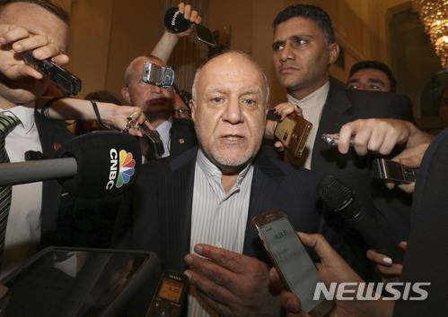 비잔 장게네 이란 석유부 장관이 지난 6월 20일(현지시간) 석유수출국기구(OPEC) 회의 참석을 위해 오스트리아 빈에 도착해 기자들의 질문을 받고 있다.