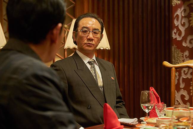 영화 `공작`(2018)에서 배우 김홍파는 북한 간부 김명운으로 분해 극에 활력을 불어넣는다. /사진제공=CJ엔터테인먼트