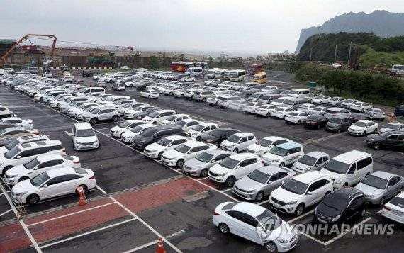 성산항 주차장 채운 렌터카. [연합뉴스 자료 사진]