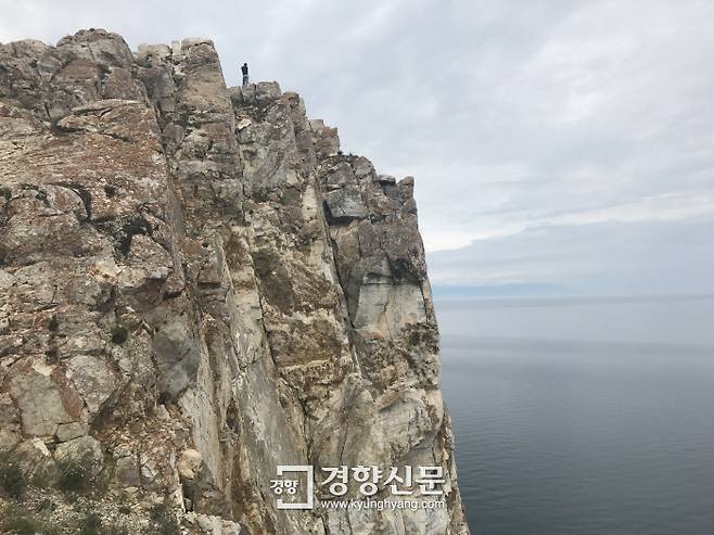 절벽 위에서 보이는 호수 풍광은 아름답지만 주변엔 아무런 안전장치도 없다. 세찬 바람이라도 불면 혹 천길 낭떠러지로 떨어지는 건 아닐까 오금이 저린다.