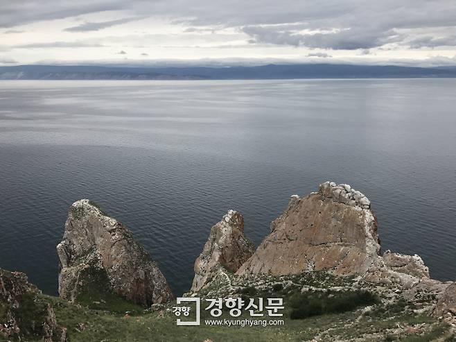 알혼을 지배하는 독수리 왕의 명을 거역한 세 아들이 바위로 변했다는 내용의 지역 설화를 품은 삼형제 바위