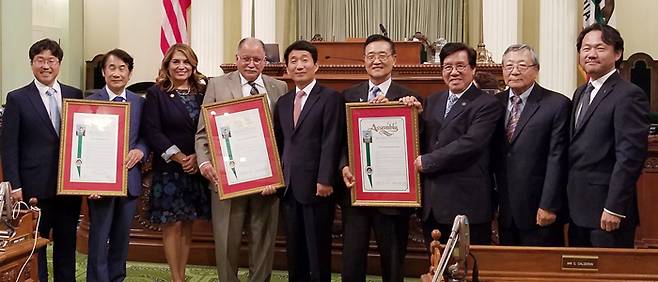 13일 미국 캘리포니아 주의회 하원에서 ‘도산 안창호의 날’ 결의안 통과 후 공동 발의자 등이 결의안을 들고 기념 촬영을 하고 있다. /LA총영사관