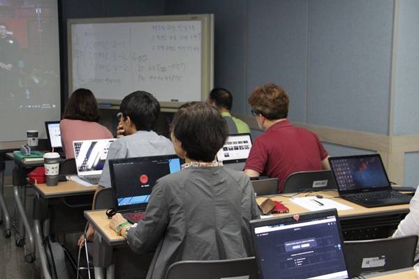 마음만 먹는다면 유튜버, BJ 같은 1인 크리에이터가 되는 게 어렵지만은&nbsp;않다. 시청자미디어센터 등 1인 크리에이터를 지원하는 많은 프로그램이 있으니 꼭 한 번 이용해보기를 바란다.