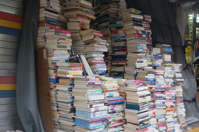 Used books are piled up at Cheonggyecheon Secondhand Book Street. (By Im Eun-byel / The Korea Herald)