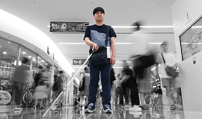 스타필드 코엑스에는 선형 점자블록이 없어 박인범씨(사진)와 같은 시각장애인들이 이동하기가 불편하다. ⓒ시사저널 박정훈