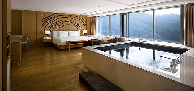 남산 풀 디럭스 객실. 반얀트리 스파 앤 클럽 서울 제공