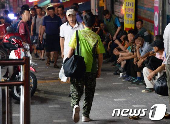 서울 남구로역 인력시장이 일자리를 구하는 일용직 근로자들로 붐비고 있다. 2016.8.19/뉴스1 © News1 최현규 기자