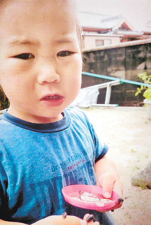 두 돌 생일을 하루 앞두고 실종됐던 후지모토 군의 평소 모습. 아사히신문 제공