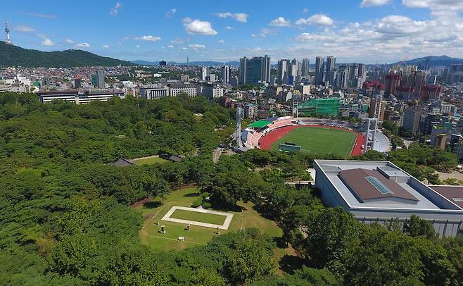 8월16일 오후 서울 용산구 효창공원의 모습. 사진 아래 가운데가 백범 김구 묘역이며 오른쪽 위쪽으로 거대한 효창운동장이 보인다. 김봉규 선임기자 bong9@hani.co.kr