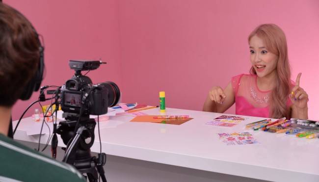 ‘지니언니’ 강혜진(30) 씨가 서울 구로동의 스튜디오에서 영상 촬영을 하고 있다. 정희조 기자/checho@heraldcorop.com