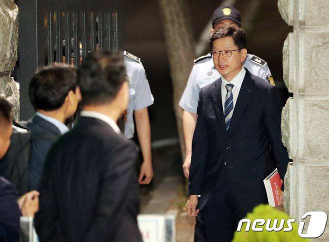 '드루킹' 김모씨(49) 일당과 함께 불법 댓글조작에 가담한 혐의를 받고 있는 김경수 경남도지사가 18일 새벽 피의자심문(영장실질심사)이 기각되자 경기도 의왕시 서울구치소를 나서고 있다. 2018.8.18/뉴스1 © News1 이재명 기자