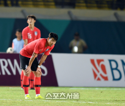 2018 자카르타-팔렘방 아시안게임 남자축구 E조 한국과 말레이시아의 경기가 17일 인도네시아 반둥 시 자락 하루팟 스타디움에서  열렸다.손흥민이 경기 후 아쉬워하고 있다. 2018. 8. 17.반둥(인도네시아) | 최승섭기자 thunder@sportsseoul.com