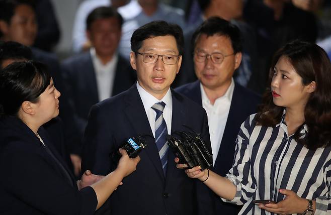 '드루킹' 여론조작 지시 혐의를 받는 김경수 경남도지사가 18일 새벽 영장이 기각되자 대기 중이던 서울구치소를 나서고 있다. [연합뉴스]