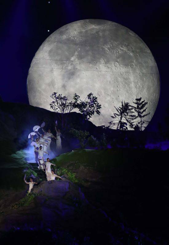 18일 인도네시아 자카르타 겔로라 붕 카르노 경기장에서 2018 자카르타-팔렘방 아시안게임 개막식이 열리고 있다.