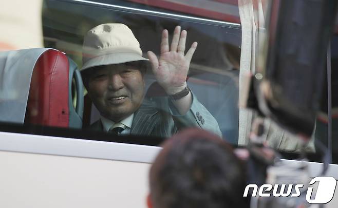 21차 이산가족 상봉행사 첫날인 20일 오전 강원도 속초 한화리조트에서 남측 1차 상봉 대상자들과 가족들이 상봉장으로 가기 위해 버스에 탑승해 취재진을 향해 손을 흔들고 있다. 2년 10개월 만에 열리는 이산가족 상봉은 20일부터 26일까지 금강산에서 진행된다. 2018.8.20/뉴스1 © News1 뉴스통신취재단