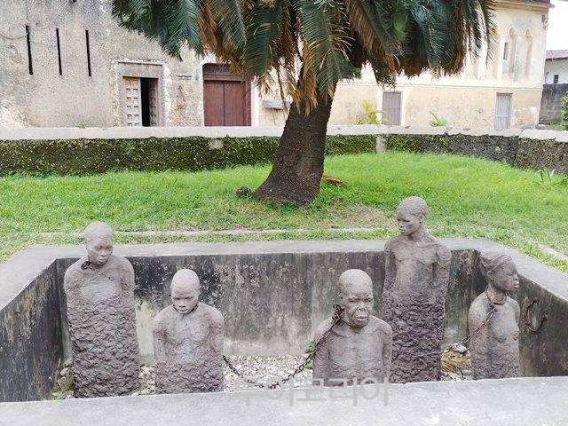 ▲ 노예조각상. 목 수갑은 당시 실제 사용했던 것.