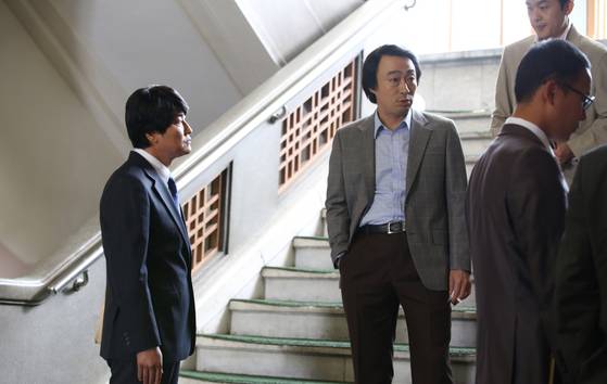 영화 '변호인'에서 송우석(송강호) 변호사가 법원 계단에서 고교 동창이자 신문사 기자인 이윤택(이성민)과 만나는 장면. [사진 대전정보문화산업진흥원]