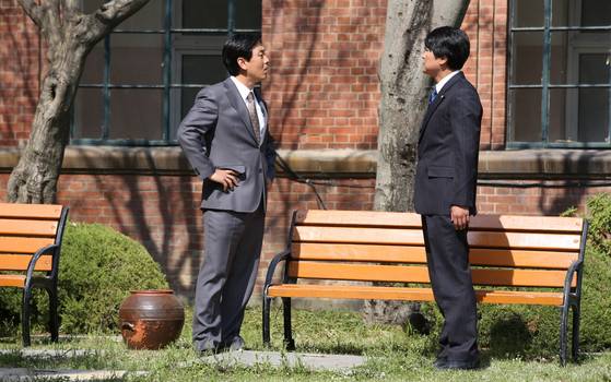 영화 '변호인'에서 송우석(송강호) 변호사가 법원 뒤편에서 선배 변호사(차광수)와 재판에 대한 문제점을 놓고 다투는 장면. [사진 대전정보문화산업진흥원]