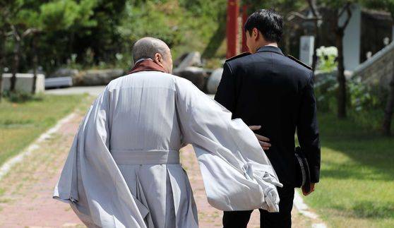 박삼중 스님과 김모 순경이 지난 16일 경기도 안성에 있는 영평사에서 만났다. 소년원 출신인 김모 순경은 10년 동안 22번의 경찰공무원 시험에 응시한 끝에 결국 지난해 합격했다. [김상선 기자]