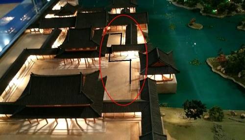 동궁과 월지 모형. 가운데 붉은색 원 안쪽에 그은 검은색 선이 수로다. [박홍국 교수 제공]