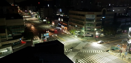 투광기 설치된 교차로 횡단보도 [인천지방경찰청 제공=연합뉴스]