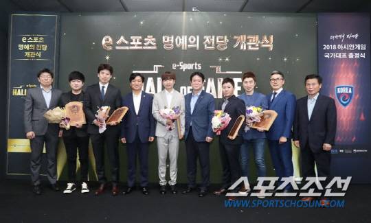 21일 열린 'e스포츠 명예의 전당' 개관식에는 '아너스'로 헌액된 5명의 전현직 프로게이머가 함께 했다. 왼쪽부터 김영덕 한국콘텐츠진흥원 부원장, 이영호, 최연성, 조승래 의원, 이윤열, 이동섭 의원, 홍진호, 임요환, 박성희 명예의전당 운영위원장, 조현래 문화부 콘텐츠정책국장.