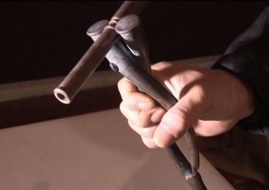 세총통을 손잡이인 철흠자에 끼워 손에 쥔 모습. 격발 준비를 마친 후, 철흠자를 잡고 발사했다. 미리 30개 정도의 세총통을 휴대해 연사했던 것으로 알려져있다.(사진= 문화재청 문화유산채널)