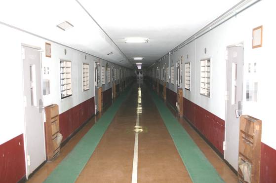 가와고에 소년형무소의 거실 복도. [윤정민 기자]