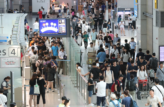 여름 휴가철을 맞아 인천공항 이용객이 늘고 있는 가운데 '황당한 사고'도 증가하고 있다.[사진 중앙포토]