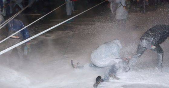 2015년 11월 14일 '민중총궐기 투쟁대회'에서 백남기씨가 경찰의 '물대포'를 맞고 쓰러져 주변 도움을 받는 모습. [연합뉴스]