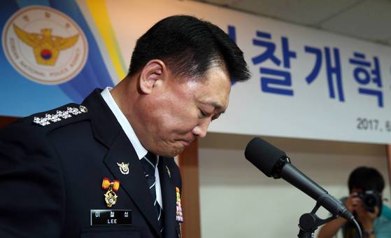 이철성 전 경찰청장이 2017년 6월 16일 오후 서울 서대문구 통일로 경찰청 대청마루에서 열린 경찰개혁위원회 발족식에 참석해 인사말을 통해 백남기 농민 사망에 대해 고개 숙여 사과하고 있다. [중앙포토]