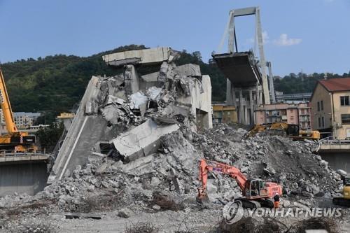 붕괴한 모란디 교량 주변에서 진행되는 잔해 제거 작업 [AP=연합뉴스]