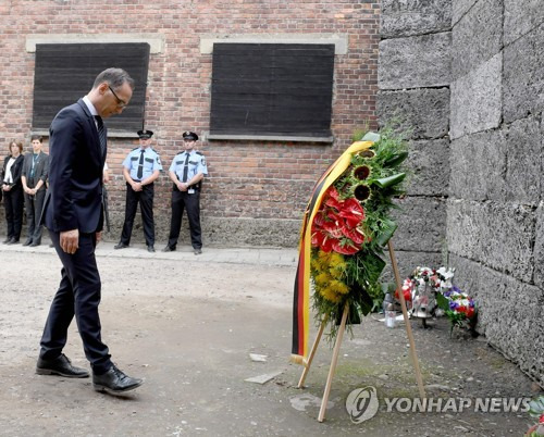 아우슈비츠서 고개 숙인 독일 외무장관 [AFP=연합뉴스]