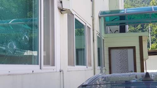 소천면사무소 엽총 난사 흔적 (봉화=연합뉴스) 최수호 기자 = 21일 경북 봉화군 소천면사무소 창문이 깨져 있다. 이날 오전 이곳에서 70대 남성이 엽총을 난사해 직원 2명이 크게 다쳐 병원으로 이송됐다. 2018.8.21