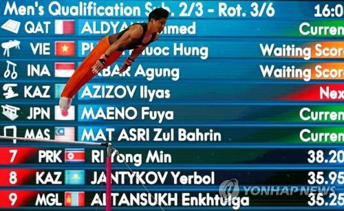 전광판을 배경으로 철봉 연기 펼친 말레이시아 맛 아스리 [로이터=연합뉴스]