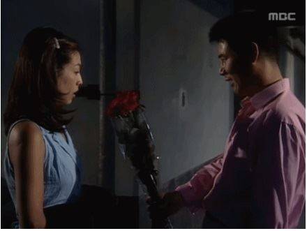 유동근은 MBC 드라마 ‘애인’(1996)에서 황신혜와 수화로 대화(위 사진)하거나, 꽃을 선물하며 가부장적인 중년 남성을 부드러운 이미지로 변화시키는 데 일조했다. 방송화면 캡처