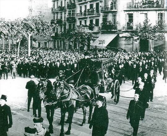 안토니 가우디의 장례 행렬.