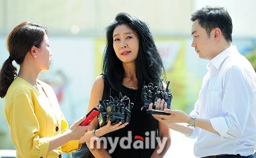 ▲ 김부선 '이재명 스캔들 관련해 분당경찰서 출석'