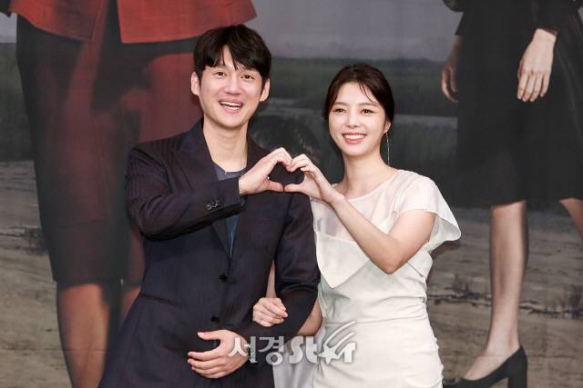 배우 송창의와 엄현경이 MBC 새 주말특별기획 ‘숨바꼭질’ 제작발표회에 참석해 포토타임을 갖고 있다.