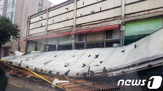 제19호 태풍 솔릭이 한반도를 향해 북상중인 23일 제주 서귀포시 천지동 한 마켓 간판이 강한 바람을 견디지 못하고 떨어져 있다.(독자제공)2018.8.23/뉴스1 © News1 이석형 기자