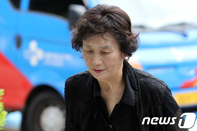 김호순 KAL858기 희생자 가족회 회장이 23일 오후 고소인 조사를 위해 서울 서초경찰서로 출석하고 있다.2018.8.23/뉴스1 © News1 황기선 기자
