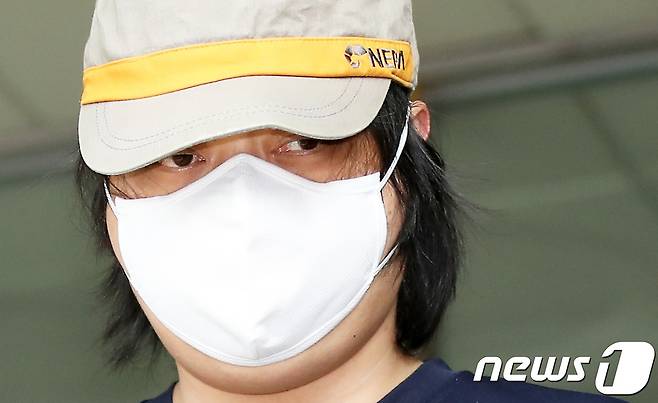'과천 토막 살인 사건' 피의자 B씨가 23일 오전 경기도 안양시 안양동안경찰서에서 수원지방법원 안양지원으로 영장실질심사를 받기 위해 나서고 있다. 피의자 B씨는 지난 19일 과천 서울대공원 인근 수풀에서 발견된 피해자 A씨를 안양 소재 노래방에서 살인한 후 토막내 유기한 혐의를 받고 있다. 2018.8.23/뉴스1 © News1 오장환 기자