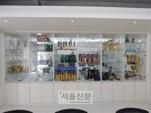 DSP미디어 사옥 회의실에 진열된 수많은 트로피들은 27년을 이어 온 아이돌 명가의 역사와 저력을 보여 준다.
