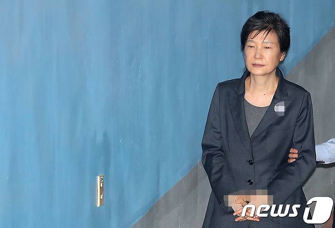 '국정농단' 사태의 정점으로 지목돼 재판에 넘겨진 박근혜 전 대통령(66)에 대해 항소심에서도 중형이 선고됐다. 박 전 대통령은 1심보다 형기가 1년 늘었다. 2018.8.24/뉴스1