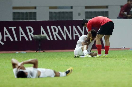 손흥민이 이란 선수를 일으켜 주고 있다. 김성룡 기자