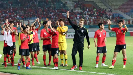 한국 대표팀이 한국 응원단에게 인사하고 있다. 자카르타=김성룡 기자