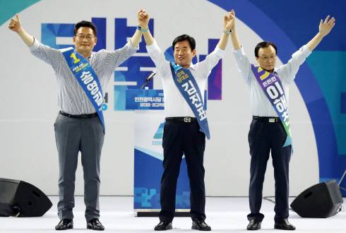 더불어민주당 송영길(왼쪽부터)·김진표·이해찬 당대표 후보가 17일 ‘더불어민주당 인천광역시당 정기대의원대회 및 당대표·최고위원 후보 합동연설회’에서 당원들에게 지지를 호소하고 있다.(사진 = 연합뉴스)