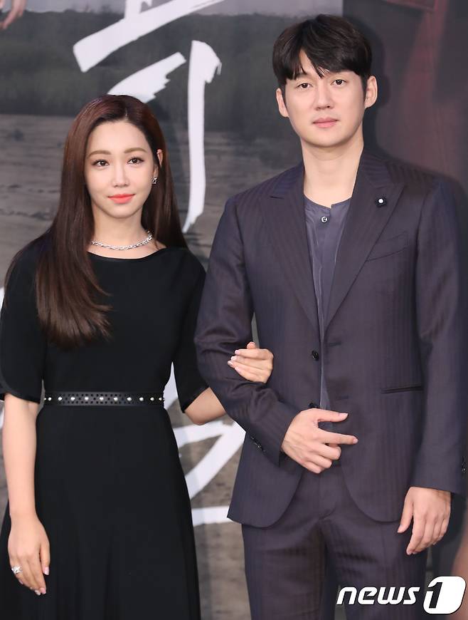 배우 이유리(왼쪽), 송창의가 22일 오후 서울 마포구 MBC홀에서 진행된 MBC 주말특별기획 '숨바꼭질' 제작발표회에 참석해 포즈를 취하고 있다. 2018.8.22/뉴스1 © News1 강고은 에디터