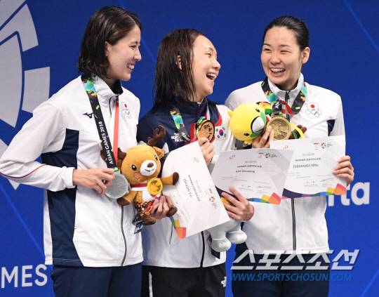 24일 오후 인도네시아 자카르타의 겔로라 붕 카르노(GBK) 수영장에서 '2018 자카르타-팔렘방 아시안게임' 여자 혼영 200m 결승 경기가 열렸다. 아시안게임 신기록으로 우승을 차지한 시상식에서 김서영이 기뻐하고 있다.  자카르타(인도네시아)=김경민 기자 kyungmin@sportschosun.com /2018.08.24/
