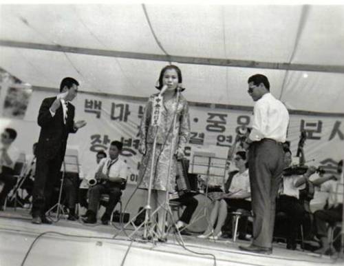 1960~70년대 월남 파병장병 위문공연 섭외 1순위였던 이미자의 위문공연 장면. 장병들은 이미자의 동백아가씨, 섬마을선생님, 기러기 아빠 등을 따라 부르며 눈물을 쏟아냈다.